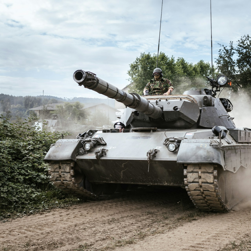 Üstünde asker olan bir Tank